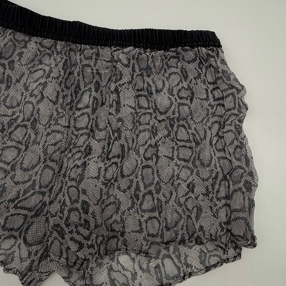 Magic Silk Sheer Women's Black and Gray Snake Print Shorts- ❤️Size L❤️ - Picture 3 of 6